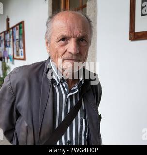 Porträt des spanischen Malers und Bildhauers Antonio Lopez mit Blick auf die Kamera und in einem Innenraum. Stockfoto