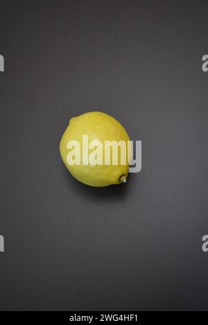Frisches Obst, gelbe Zitrone auf eine interessante matt Hintergrund. Stockfoto