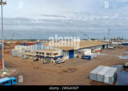 Das SDV-Lager und die Büros am Kai von Port Gentil, mit Containern und Marineausrüstungen, die auf der Wharf verstreut sind. Stockfoto