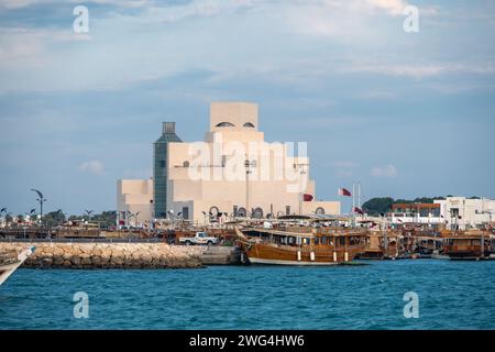 Doha, Katar - 2. Februar 2024: Traditionelle Dhow in der Nähe des Museums für Islamische Kunst in Doha, Katar Stockfoto