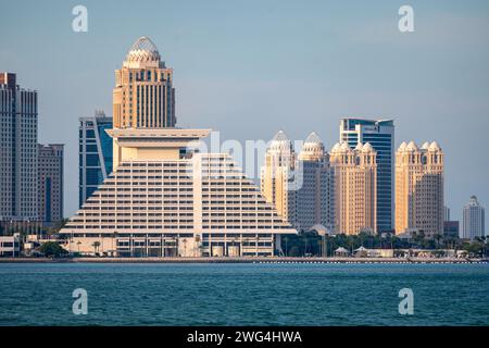 Doha, Katar - 2. Februar 2024: Sheraton Grand Doha Resort ab Corniche Waterfront Stockfoto