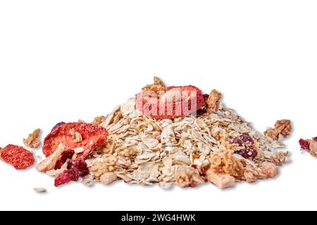 Ein Haufen Müsli und getrocknete Früchte auf weißem Hintergrund. Stockfoto