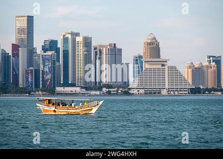 Doha, Katar - 2. Februar 2024: Die Panorama-Skyline von Doha, Katar während Sonnenaufgang Sonnenuntergang Stockfoto