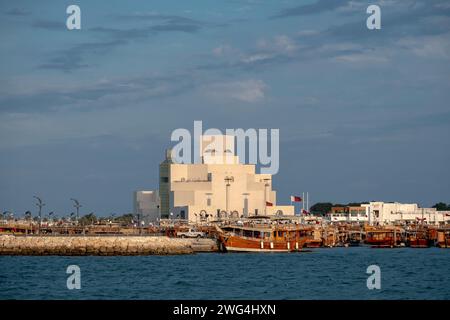 Doha, Katar - 2. Februar 2024: Traditionelle Dhow in der Nähe des Museums für Islamische Kunst in Doha, Katar Stockfoto