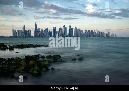 Doha, Katar - 2. Februar 2024: Die Panorama-Skyline von Doha, Katar während Sonnenaufgang Sonnenuntergang Stockfoto