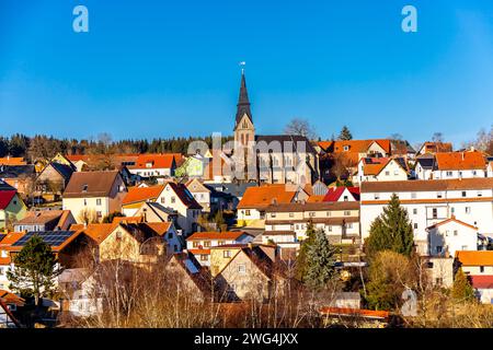 Kurze Winterwanderung an einem schönen sonnigen Tag entlang der ehemaligen Grenze zwischen Thüringen, Hessen und Bayern - Fladungen - Rhön - Deutschland Stockfoto