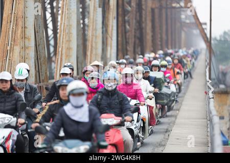 Vietnam, Hanoi, Motorräder, die die Long Bien Bridge überqueren. Die Brücke überspannt den Red River, ist 1682 m lang und wurde 1903 eröffnet. Stockfoto