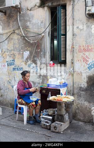 Vietnam, Hanoi, Straßenverkäufer, der Essen auf dem Gehweg zubereitet und kocht. Stockfoto