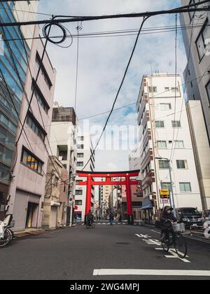 Tokio - 6. März 2023: Torii in der japanischen Stadt. Normalerweise vor heiligen Stätten wie Schrein oder Tempel. Das Tor zum heiligen Gebiet Stockfoto