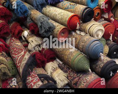 Ein abgewinkelter Blick auf eine Vielzahl von handgefertigten, authentisch gemusterten Teppichen. Teppich aus Wolle oder Kaschmir. Diese sind in Indien hergestellt, aber cou Stockfoto