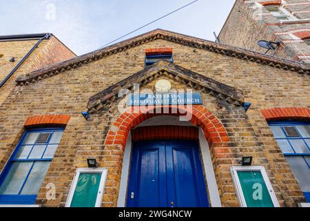 Namensschild über dem Eingang zur Battersea Spiritualist Church in Bennerley Road, Battersea, Wandsworth, Südwesten von London SW11, England Stockfoto