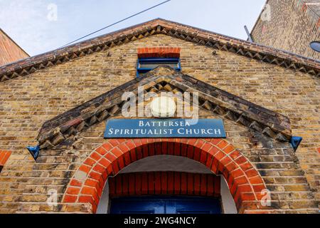 Namensschild über dem Eingang zur Battersea Spiritualist Church in Bennerley Road, Battersea, Wandsworth, Südwesten von London SW11, England Stockfoto