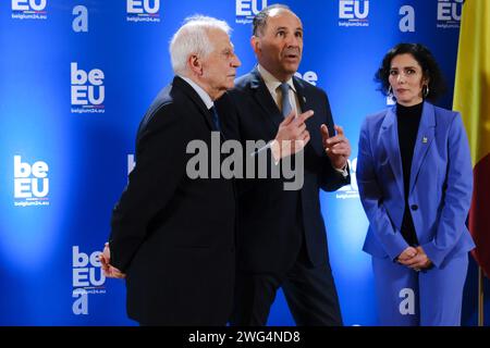 HRVP Josep Borrell und Außenminister Hadja LAHBIB begrüßen Giorgos Gerapetritis, Minister vor dem informellen Treffen der EU-Außenminister am 3. Februar 2024 in Brüssel (Belgien). Quelle: ALEXANDROS MICHAILIDIS/Alamy Live News Stockfoto