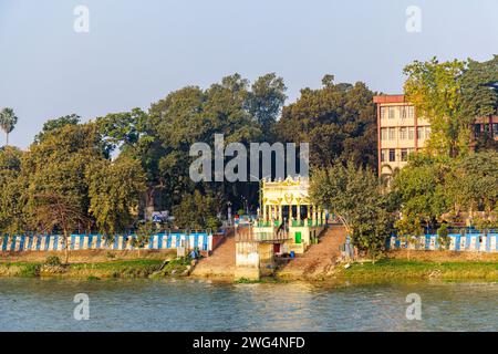 Typisches Ghetto am Fluss und Stufen am Ufer des Hooghty River in der Abenddämmerung in Chandannagar (Chandernagore), North Barrackpore, West Bengalen, Indien Stockfoto