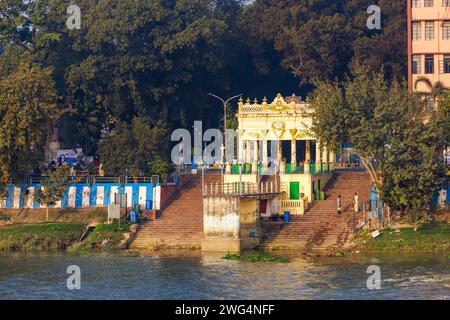 Typisches Ghetto am Fluss und Stufen am Ufer des Hooghty River in der Abenddämmerung in Chandannagar (Chandernagore), North Barrackpore, West Bengalen, Indien Stockfoto