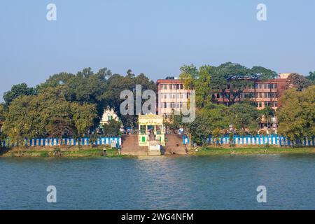 Typisches Ghetto am Fluss und Stufen am Ufer des Hooghty River in der Abenddämmerung in Chandannagar (Chandernagore), North Barrackpore, West Bengalen, Indien Stockfoto