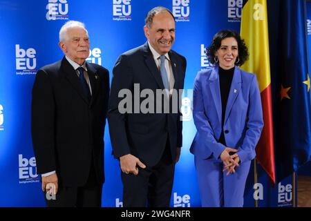 HRVP Josep Borrell und Außenminister Hadja LAHBIB begrüßen Giorgos Gerapetritis, Minister vor dem informellen Treffen der EU-Außenminister am 3. Februar 2024 in Brüssel (Belgien). Quelle: ALEXANDROS MICHAILIDIS/Alamy Live News Stockfoto