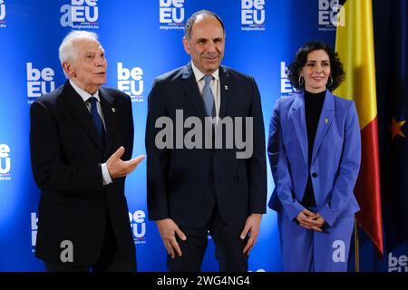 HRVP Josep Borrell und Außenminister Hadja LAHBIB begrüßen Giorgos Gerapetritis, Minister vor dem informellen Treffen der EU-Außenminister am 3. Februar 2024 in Brüssel (Belgien). Quelle: ALEXANDROS MICHAILIDIS/Alamy Live News Stockfoto