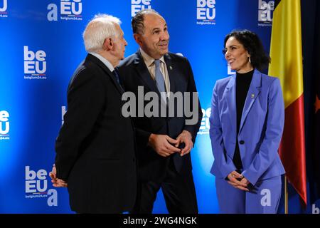 HRVP Josep Borrell und Außenminister Hadja LAHBIB begrüßen Giorgos Gerapetritis, Minister vor dem informellen Treffen der EU-Außenminister am 3. Februar 2024 in Brüssel (Belgien). Quelle: ALEXANDROS MICHAILIDIS/Alamy Live News Stockfoto