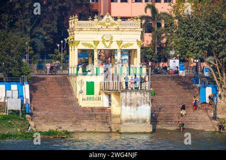 Typisches Ghetto am Fluss und Stufen am Ufer des Hooghty River in der Abenddämmerung in Chandannagar (Chandernagore), North Barrackpore, West Bengalen, Indien Stockfoto