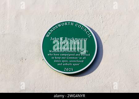 Gedenktafel am Skylark Café zum Gedenken an John C Buckmaster und Aktivisten seit dem Wandsworth Common Act 1871 in Wandsworth, Südwesten Londons SW18 Stockfoto