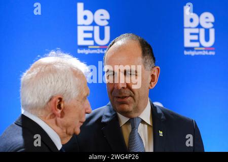 HRVP Josep Borrell und Außenminister Hadja LAHBIB begrüßen Giorgos Gerapetritis, Minister vor dem informellen Treffen der EU-Außenminister am 3. Februar 2024 in Brüssel (Belgien). Quelle: ALEXANDROS MICHAILIDIS/Alamy Live News Stockfoto