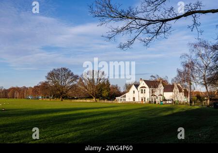 Skylark Cafe in der Dorlcote Road am Wandsworth Common, einem großen öffentlichen Gemeindegebiet in Wandsworth im Südwesten von London, England, das an einem sonnigen Wintertag zu sehen ist Stockfoto