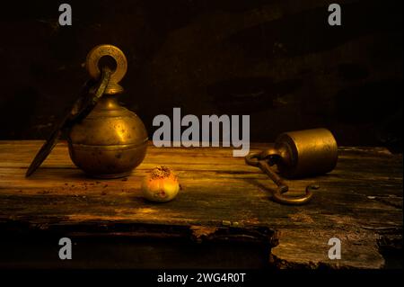 Stillleben mit antiken Messingwaagen Stockfoto