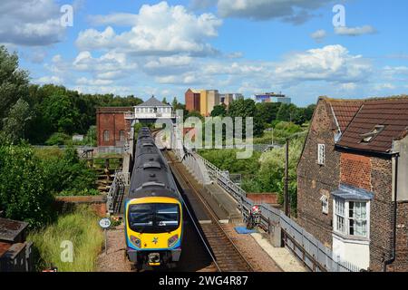 Der Trans pennine Express-Zug überquert die alte selby-Eisenbahnbrücke, die 1891 über den Fluss Ouse yorkshire united Kingdom gebaut wurde Stockfoto