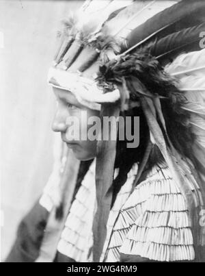 Die Tochter von Bad Horses (Profil), 1905. Cheyenne Mädchen, Kopf-und-Schultern-Porträt, nach links gerichtet, mit Kopfschmuck. Stockfoto