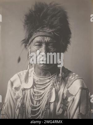 Große Magpie, 1908. Das Foto zeigt das Porträt der Großen Elster mit Pelzmütze und mehreren Halsketten, in traditioneller Kleidung gekleidet, sitzend, nach vorne gerichtet. Stockfoto