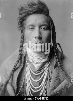 Bird on High Land, 1908. Kopf-und-Schultern-Porträt von Crow man. Stockfoto