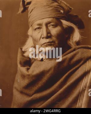 Chino, 1903. Chino, Kopf-und-Schultern-Porträt eines Indianers, mit Blick nach vorne. Stockfoto