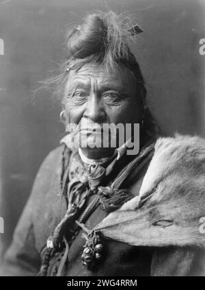 Creolen auf der Stirn, um 1908. Kopf-und-Schultern-Porträt von Crow man. Stockfoto