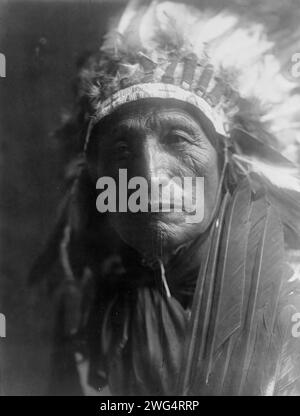 Eagle Elk (He Xa Wan BA li), 1907. Kopf-und-Schultern-Porträt des Oglala-Mannes. Stockfoto