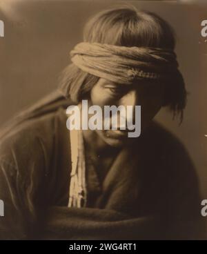 Hastobiga, Navaho Medicine man, 1904. Hastobiga, Kopf-und-Schultern-Porträt, nach vorne gerichtet, nach unten schauend. Stockfoto