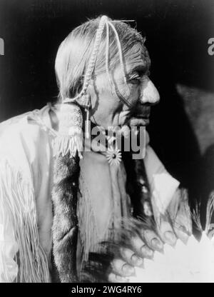 Esipermi-Comanche, 1927. Indianischer Mann, Kopf-und-Schultern-Porträt, nach rechts gerichtet. Stockfoto