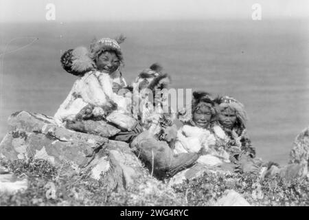 Vier Eskimo-Kinder, am Rande der Klippe, im Weihnachtskostüm, Nunivak, Alaska, 1929. Stockfoto