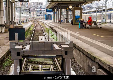 Verlassener Bahnsteig im Hauptbahnhof, Stuttgart, Februar 2024 Deutschland, Stuttgart, Februar 2024, leerer Bahnsteig im Stuttgarter Hauptbahnhof, zwei Reisende warten am Bahnsteig, Symbolfoto warten auf die Bahn, Deutsche Bahn, DB, Baden-Württemberg, *** verlassener Bahnsteig am Stuttgarter Hauptbahnhof, Stuttgart, Februar 2024 Deutschland, Stuttgart, Februar 2024, leerer Bahnsteig am Stuttgarter Hauptbahnhof, zwei Reisende warten auf den Bahnsteig, symbolisches Foto wartet auf den Zug, Deutsche Bahn, DB, Baden Württemberg, Stockfoto