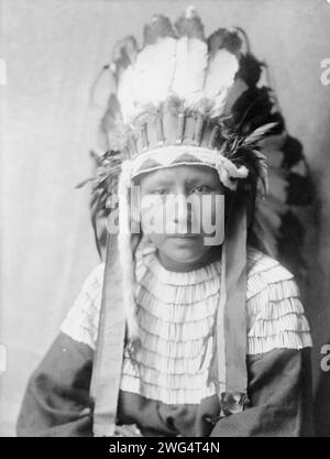 Die Tochter von Bad Horses, 1905. Kopf-und-Schultern-Porträt von Cheyenne Girl in Federkopfschmuck. Stockfoto