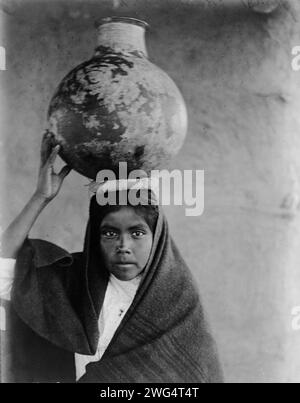 Qahatika Water Girl, Arizona, 1907. Das Foto zeigt ein Mädchen, das einen Wasserkrug auf dem Kopf balanciert. Stockfoto