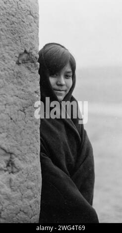 Zuni Girl, 1903. Porträt von Zuni Girl, das durch das Gebäude blickt. Stockfoto