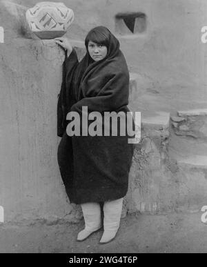 Eine Zuni Belle, 1903. Zuni-Frau, großes Porträt, stehend, nach vorne gerichtet, mit Decke. Stockfoto