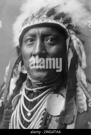 Alter Weißer Mann, 1908. Kopf-und-Schultern-Porträt von Crow man. Stockfoto