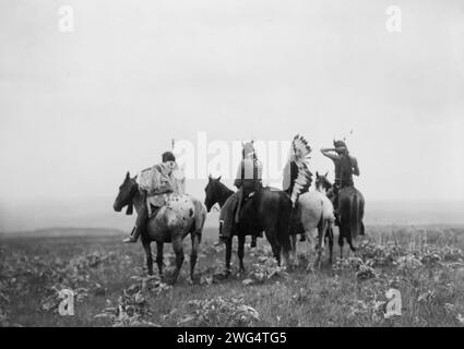 Absoraks, c1905. Rückansicht von vier Krähenindianern, einschließlich Schuss in die Hand und Bull Chief, auf dem Pferd, Montana. Stockfoto