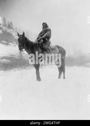 Der Pfadfinder im Winter-Apsaroke, 1908. Apsaroke Mann zu Pferd auf schneebedecktem Boden, wahrscheinlich in den Pryor Mountains, Montana. Stockfoto