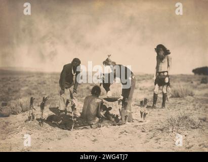 Das Medikament-Navaho, 1905. Foto zeigt aNavajo Schamane, der dem Teilnehmer Medizin gibt, der auf der Decke sitzt (?) Wird im Schweißbad verwendet, wie zwei andere aussehen. Stockfoto