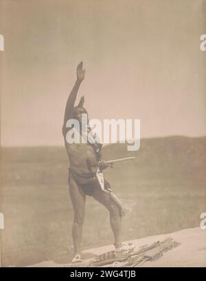 Invocation-Sioux, 1907. Die Fotos zeigen einen Dakota-Mann, der ein Hosentuch trägt, eine Pfeife hält, mit der rechten Hand nach oben in den Himmel. Stockfoto