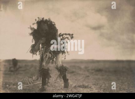 Yeibichai, der Bettler, Tonenili-Navajo Indianer, gekleidet in Fichtenzweige, 1904, um 1905. Stockfoto