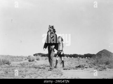 Haschelti und Haschebaad, 1905. Zwei Navajo-Männer verkörpern während der Yeibichai-Zeremonie zwei Yeibichai, Haschelti (sprechender Gott) und Haschebaad (Göttin). Stockfoto